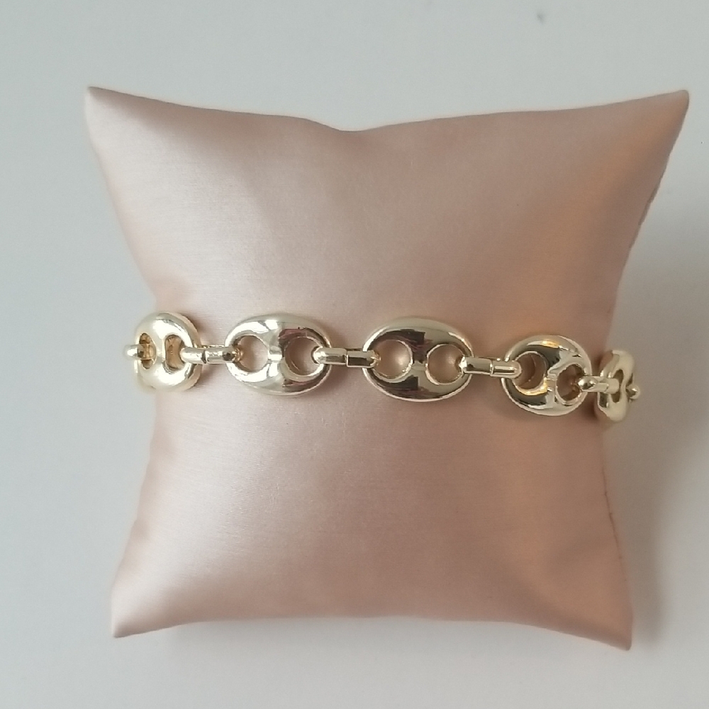 Gold Chain Link Bracelet with Timeless Design